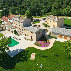 Poropati: Luxury Istrian Estate With Large Pool Vikendica